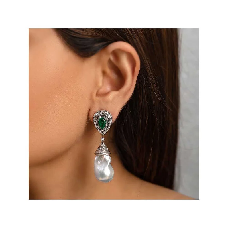 women's zodiac earrings-Kaj Fine Jewellery Emerald and Pearl drop Earrings in 18KT White Gold