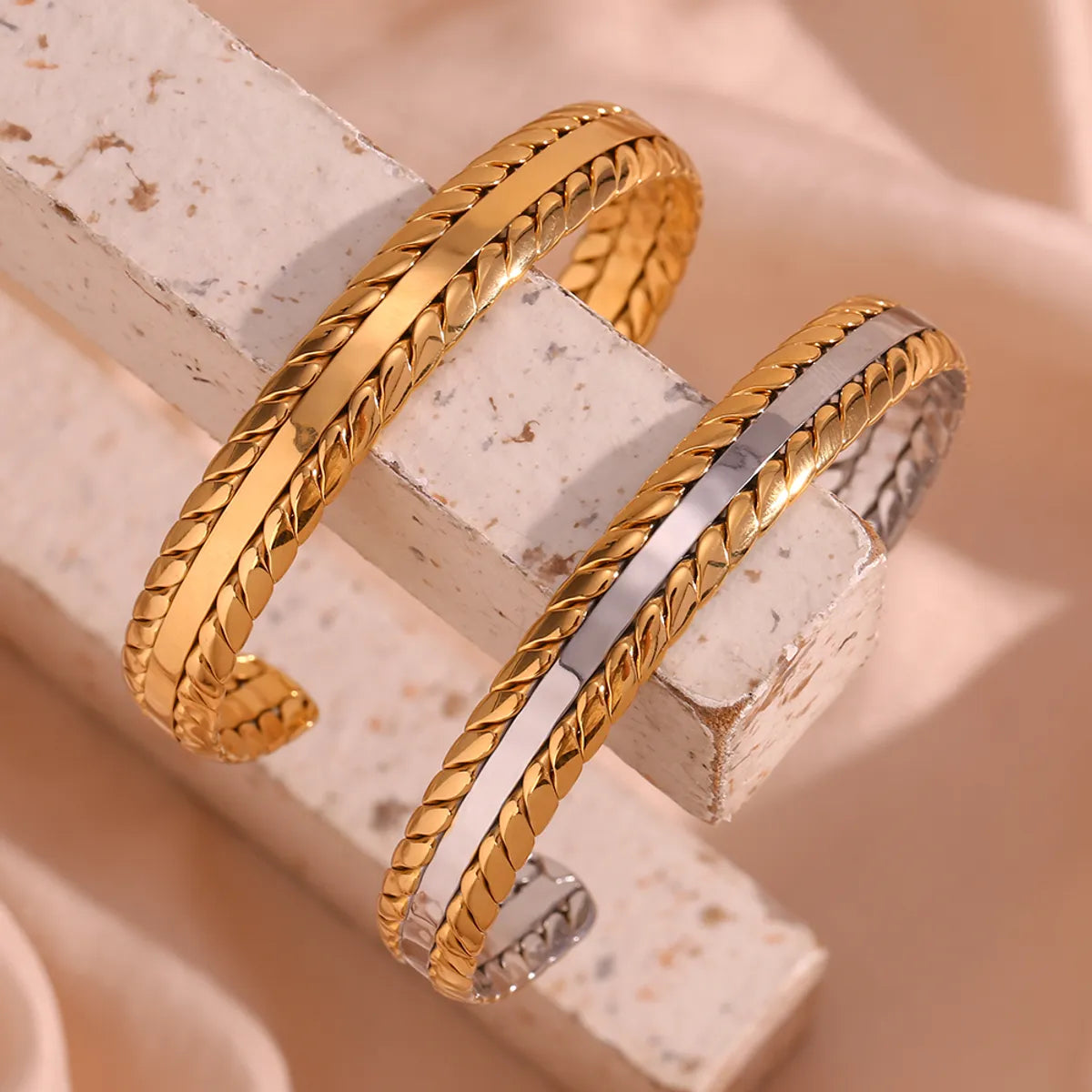 women's celestial-inspired bracelets-Simple Style Classic Style Grain Stainless Steel Plating 18k Gold Plated Bangle