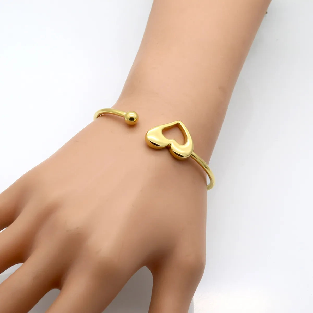 women's healing stone bracelets-Wholesale Simple Style Heart Shape Titanium Steel 18k Gold Plated Bangle