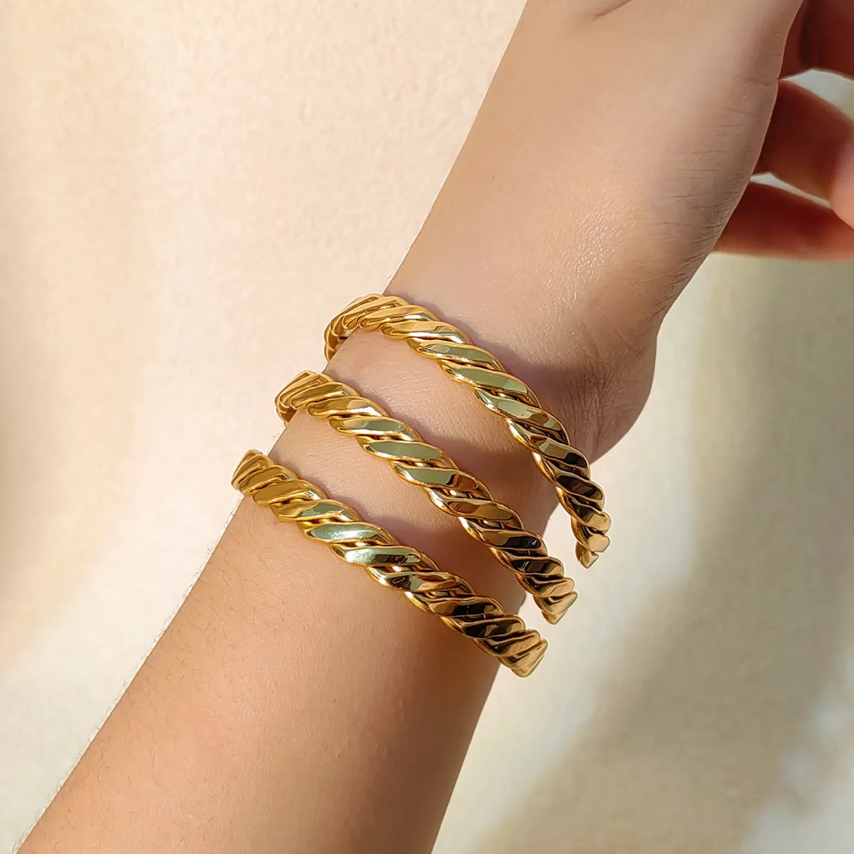 women's friendship bracelets-Vintage Style Simple Style Classic Style Solid Color Spiral Stripe Twist Stainless Steel Plating Braid 18k Gold Plated Bangle